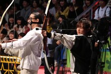 フジテレビ系「VS嵐」より、左から粟根まこと、藤原さくら。(c)フジテレビ