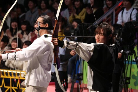 フジテレビ系「VS嵐」より、左から粟根まこと、藤原さくら。(c)フジテレビ