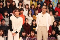 フジテレビ系「VS嵐」より、左から藤原さくら、粟根まこと。(c)フジテレビ