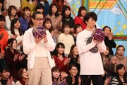 フジテレビ系「VS嵐」より、左から粟根まこと、早乙女友貴。(c)フジテレビ