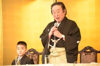 左から寺嶋和史、尾上菊五郎。