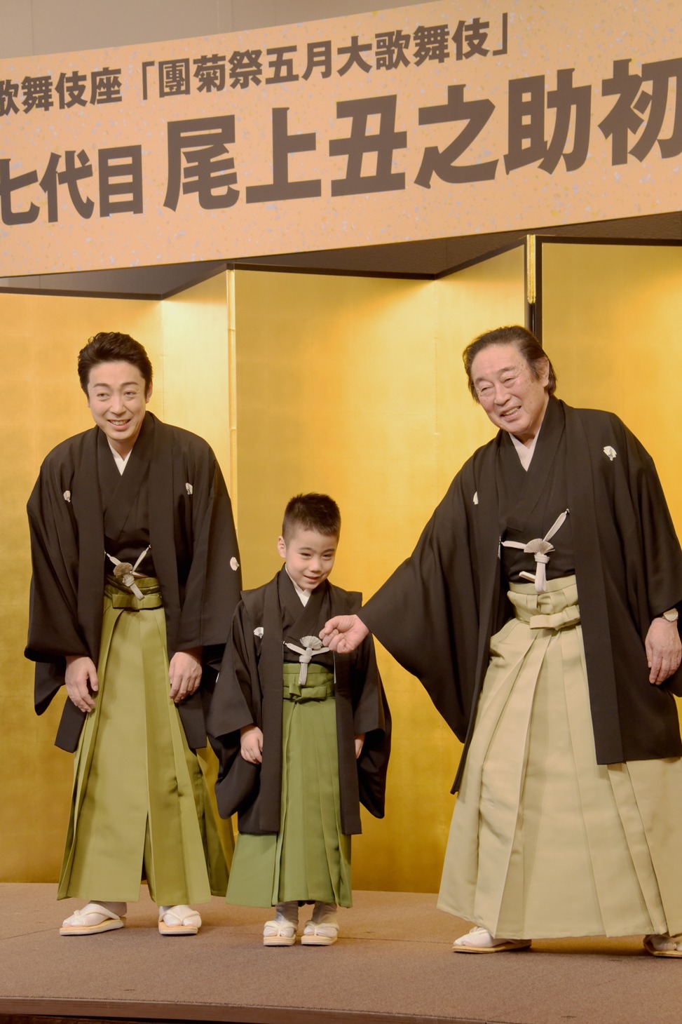 記者発表より。左から尾上菊之助、寺嶋和史、マイクを持って和史にインタビューするふりをする尾上菊五郎。