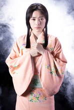 優希美青扮する神谷八重。