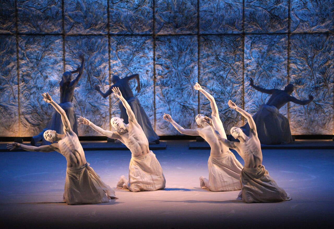 “三つのダブル”を構築する、山海塾の「新作」北九州芸術劇場で世界初演