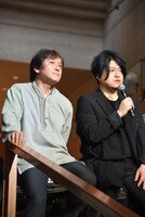 左より大野和士、渋谷慶一郎。