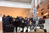 「Scary Beauty」演奏の様子。