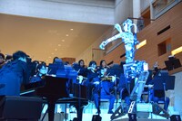 「Scary Beauty」演奏の様子。