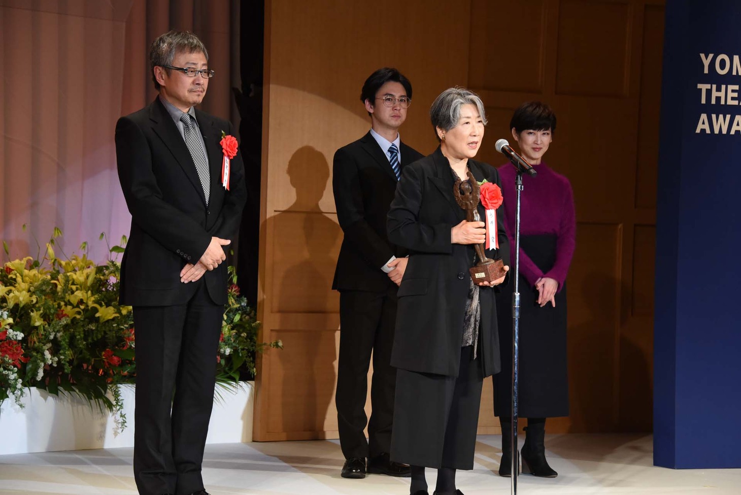 永井愛（手前）と、二兎社「『ザ・空気 ver.2』～誰も書いてはならぬ～」の出演者たち。