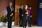 永井愛(手前)と、二兎社「『ザ・空気 ver.2』~誰も書いてはならぬ~」の出演者たち。