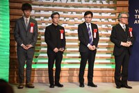 優秀スタッフ賞受賞者。左端は欠席の板橋駿谷の代理・杉原邦生。右から2番目は欠席の小笠原純の代理・株式会社PARCOの佐藤玄氏。