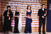 優秀女優賞受賞者。右端は欠席の藤山直美の代理、東宝株式会社の三上良一プロデューサー。