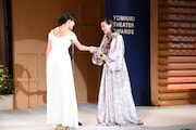 宮沢りえと握手を交わす蒼井優(右)。