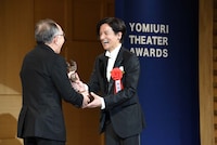 橋爪功から正賞のブロンズ像を受け取る岡本健一（右）。