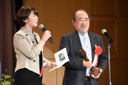 中井美穂(左)にインタビューされる木村光一(右)。