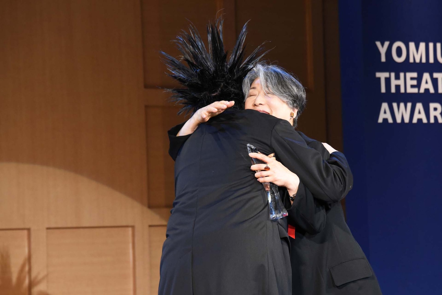 抱擁するケラリーノ・サンドロヴィッチ（左）と永井愛（右）。