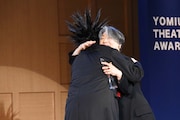 抱擁するケラリーノ・サンドロヴィッチ(左)と永井愛(右)。