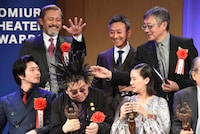 ケラリーノ・サンドロヴィッチの逆立てた髪に触る受賞者たち。