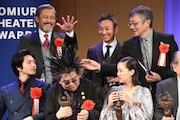 ケラリーノ・サンドロヴィッチの逆立てた髪に触る受賞者たち。