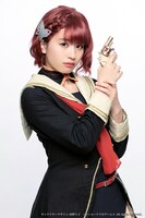 浅倉樹々扮する高塚梓。