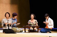 「母と惑星について、および自転する女たちの記録」フォトコールより。