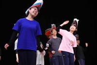 青森県立青森中央高校演劇部による「藍より青い海」より。（撮影：西澤勝）