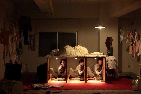 贅沢貧乏「みんなよるがこわい」より。（Photo:Hako Hosokawa）