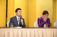 藤山扇治郎（左）の発言に笑う北翔海莉（右）。