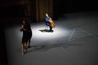 「我ら人生のただ中にあって／バッハ無伴奏チェロ組曲」より。(c)Anne Van Aerschot