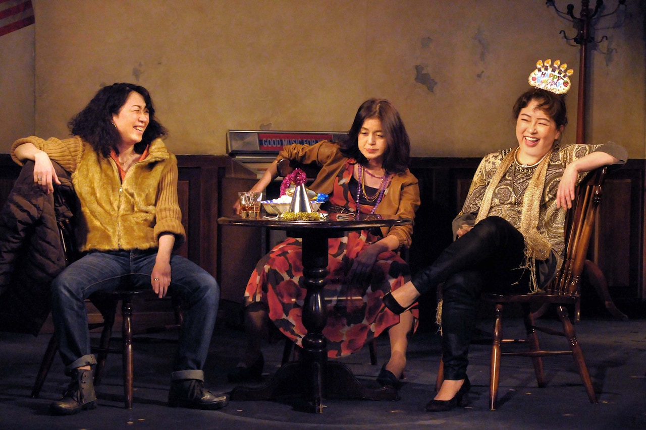 3人の女性を襲う不況の波描く、青年座「SWEAT スウェット」開幕