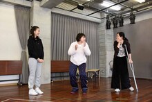 ベッド＆メイキングス 第6回公演「こそぎ落としの明け暮れ」稽古の様子。（撮影：露木聡子）