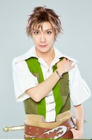 橘りょう扮するテオ。