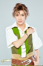 橘りょう扮するテオ。