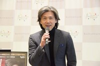 「毎度ありがとうございます！」と、朗らかに挨拶する熊川哲也。