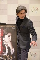 カメラに向かってポーズをとる熊川哲也。