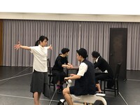 日越国際共同製作作品 KAAT×小野寺修二（カンパニーデラシネラ）「WAITING FOR THE SIGNAL!（信号待ち！）」稽古より。