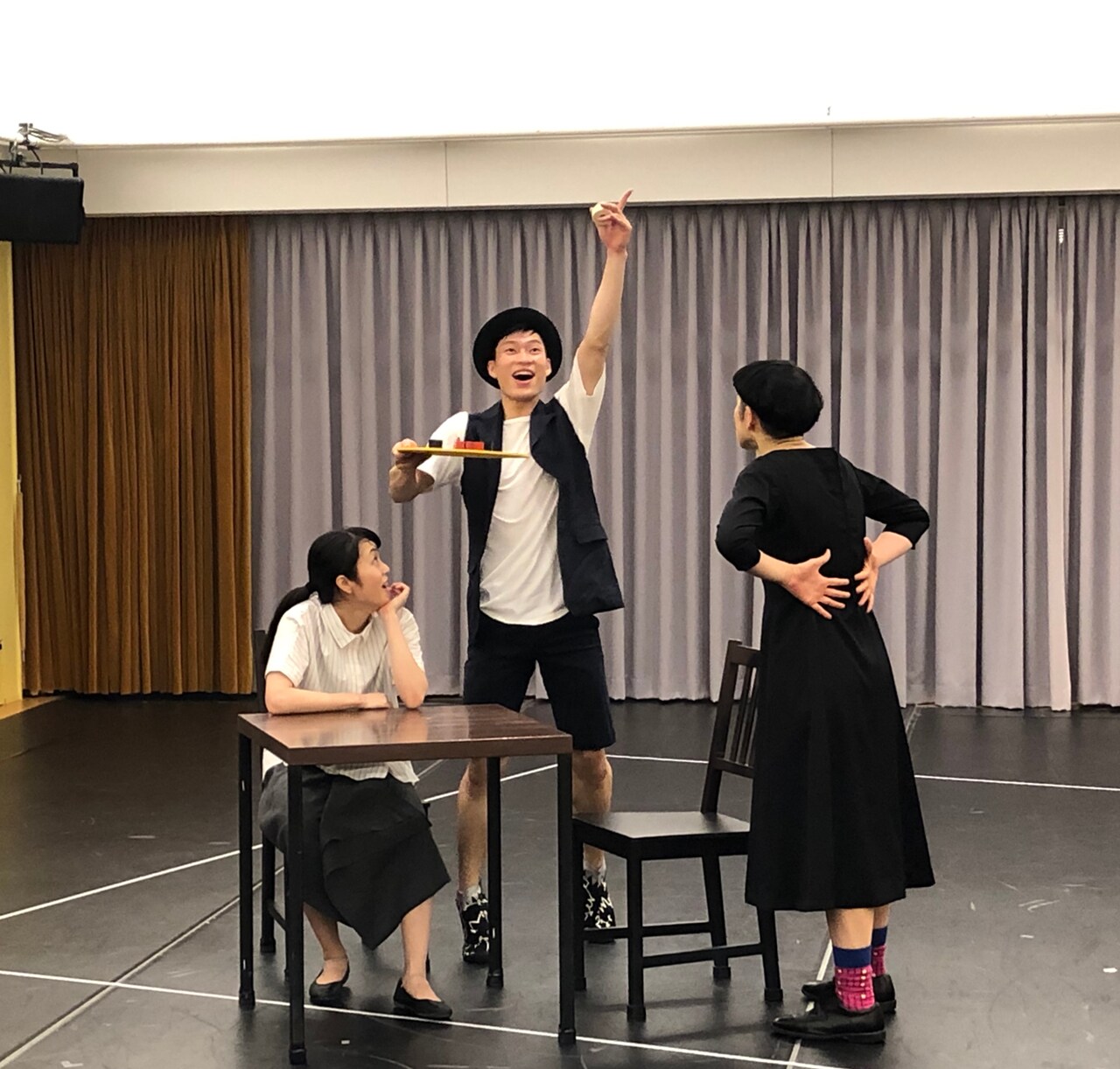 日越国際共同製作作品 KAAT×小野寺修二（カンパニーデラシネラ）「WAITING FOR THE SIGNAL!（信号待ち！）」稽古より。