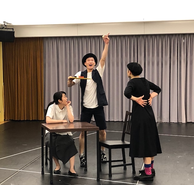 日越国際共同製作作品 KAAT×小野寺修二（カンパニーデラシネラ）「WAITING FOR THE SIGNAL!（信号待ち！）」稽古より。