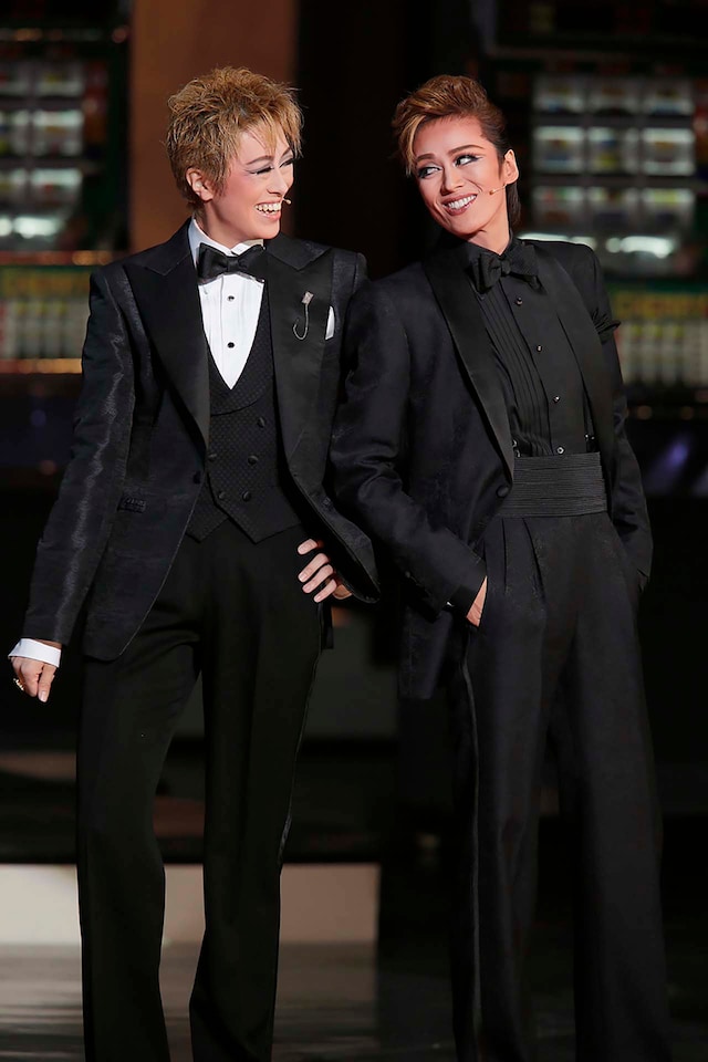 2013年の宝塚歌劇花組「ミュージカル『オーシャンズ11』」より。OCEAN’S ELEVEN and all related characters and elements are trademarks of and (c)Warner Bros. Entertainment Inc.(s12) (c)宝塚歌劇団 (c)宝塚クリエイティブアーツ