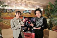 左から高橋愛、中川晃教。