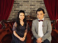 番組MCの小南満佑子（左）、斉藤慎二（右）。