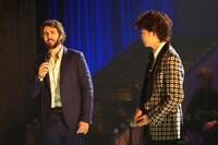 左からジョシュ・グローバン、井上芳雄。