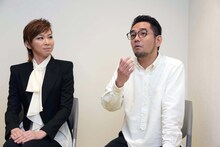 左から湖月わたる、竹村武司。