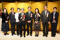 鶴屋南北戯曲賞の選考委員と平田オリザ。