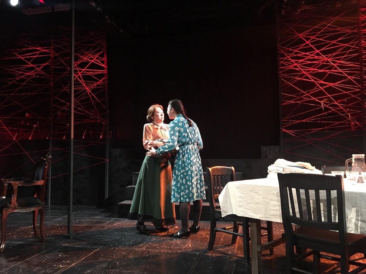 陰惨な事件をもとに描く“女の一代記”、稲葉賀恵演出「血のつながり」開幕