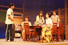 演劇集団キャラメルボックス2019スプリングツアー「スロウハイツの神様」より。（撮影：伊東和則）