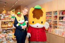 左から桐生麻耶、ぐんまちゃん。