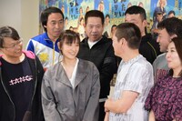 自身が着ている稽古着について「魚卵を意識したTシャツ」とジョークを飛ばす博多華丸と、それにツッコむワッキー（ペナルティ）、原西孝幸（FUJIWARA）。