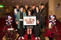 舞台版「BLACK BIRD」出演者。前列左から松村優、朝倉ふゆな、神田聖司。後列左から 太田将熙、正木郁、碕理人、横山真史。