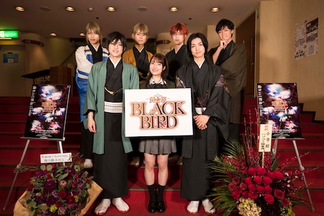 舞台版「BLACK BIRD」出演者。前列左から松村優、朝倉ふゆな、神田聖司。後列左から 太田将熙、正木郁、碕理人、横山真史。