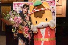 左から桐生麻耶、ぐんまちゃん。